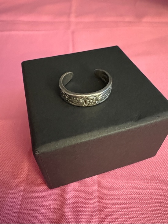 Sterling Jewelry - Vintage Thick Sterling Silver Engraved design toe ring